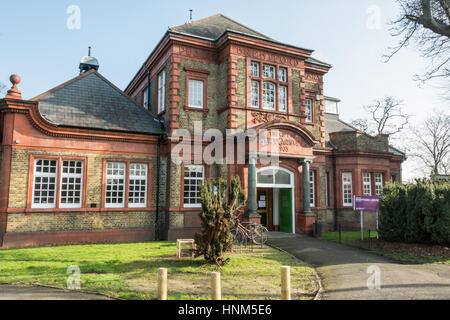 Brentford-Bibliothek ist ein Denkmalgeschütztes Gebäude in Boston Manor Road, Brentford, London. Stockfoto