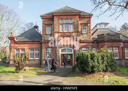 Brentford-Bibliothek ist ein Denkmalgeschütztes Gebäude in Boston Manor Road, Brentford, London. Stockfoto