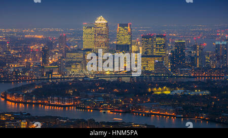 London, England - Panorama Skyline Blick auf Ost-London mit den Wolkenkratzern von Canary Wharf zur blauen Stunde Stockfoto