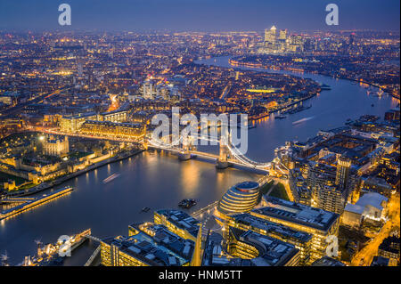 London, England - Aerial Skyline Blick auf London. Diese Ansicht enthält, den Tower of London, die ikonische Tower Bridge, HMS Belfast Schiff und Wolkenkratzer von Stockfoto