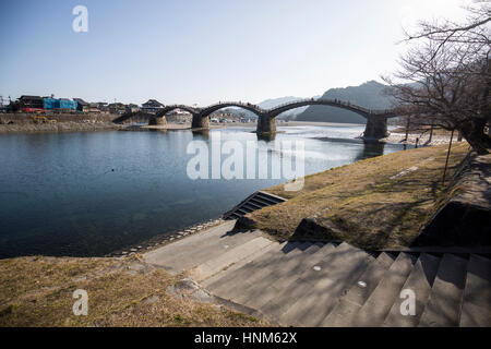 Die Kintai-Brücke (錦帯橋 Kintai-Kyō?) ist eine historische hölzerne Bogenbrücke in die Stadt Iwakuni in Yamaguchi-Präfektur, Japan. Stockfoto