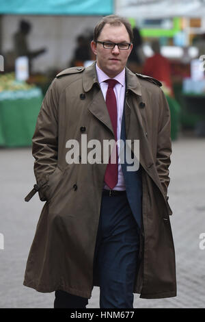 Labour-Kandidat Gareth Snell durchschreitet Hanley Stadtzentrum in Stoke-on-Trent. Stockfoto