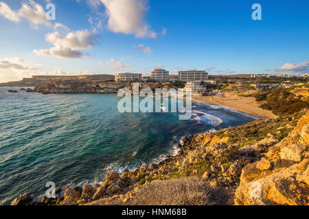 Malta - Golden Bay, der schönste Sandstrand Maltas bei Sonnenuntergang Stockfoto