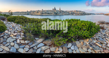 Valletta, Malta - Panorama Skyline Blick auf die antike Stadt Valletta mit St.Pau von Dom und St. Elmo Bay in den frühen Morgenstunden Stockfoto