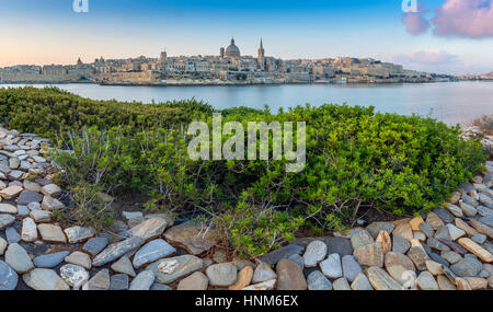 Valletta, Malta - Panorama Skyline Blick auf die antike Stadt Valletta mit St.Pau von Dom und St. Elmo Bay in den frühen Morgenstunden Stockfoto