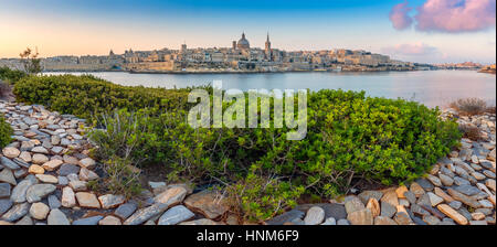 Valletta, Malta - Panorama Skyline Blick auf die antike Stadt Valletta mit St.Pau von Dom und St. Elmo Bay in den frühen Morgenstunden Stockfoto