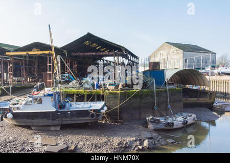 Bootsreparaturen und Schiffsausrüster am Brentford Dock, London, Großbritannien Stockfoto