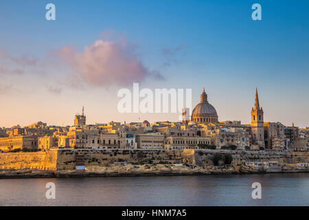 Valletta, Malta - St. Paul Kathedrale und die alte Stadt Valletta bei Sonnenaufgang Stockfoto