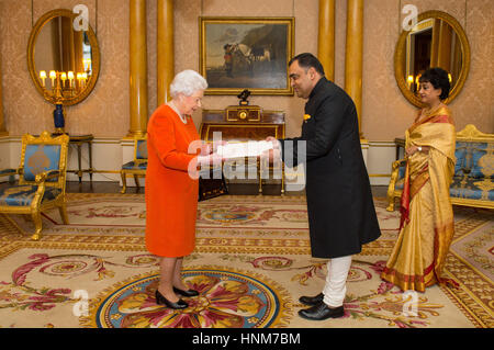 Königin Elizabeth II ist von der Hochkommissar für Indien Yashvardhan Kumar Sinha, beobachtet von seiner Frau, Girija, während einer Privataudienz am Buckingham Palace, London Beglaubigungsschreiben überreicht. Stockfoto