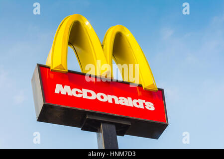McDonald's-Logo Bögen Zeichen vor einem blauen Himmel außerhalb einer Niederlassung in Brentford, London, UK Stockfoto