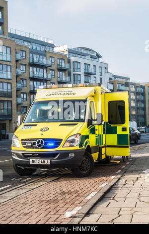 Krankenwagen kümmert sich um verletzte Radfahrer Stockfoto