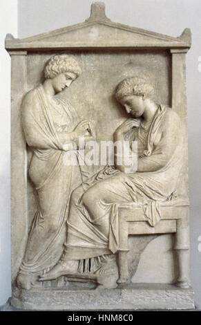 Attic funerary Stele. 4. Jahrhundert. Abschiedsszene. Frau mit ihren Sklaven und Schmuck-Box. Nationales Archäologisches Museum. Athen. Griechenland. Stockfoto