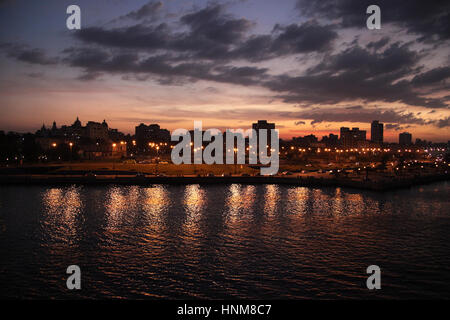 Schöne Skyline der Innenstadt von Havanna an Sonnenuntergang, Kuba, Karibik. Stockfoto