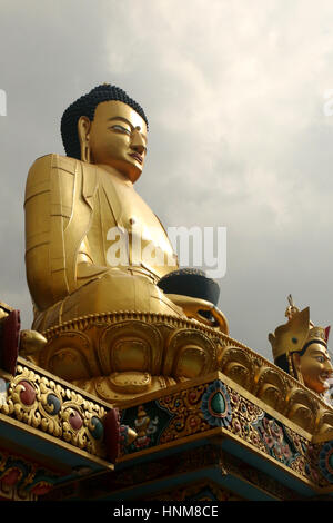 Goldene Statue von Buddha, Swayambhu Nath Tempel, Kathmandu, Nepal Stockfoto