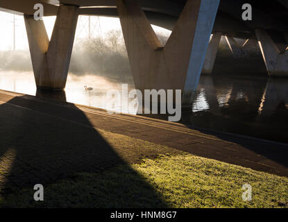 Frostigen Wintermorgen neben dem Fluss Nene in zentralen Peterborough, Cambridgeshire, England, UK Stockfoto