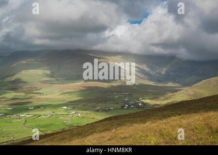 Blick über die Berge, Moor und Heide der westlichen Halbinsel Dingle aus den Wanderweg auf der Oberseite Reenconnell, County Kerry, Irland Stockfoto