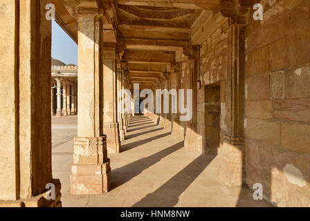 Moschee und dem Grab komplexe Sarkhej Roza ist ein im Dorf Makaraba entfernt, in der Nähe von Ahmedabad in Gujarat, Indien. Das Bild stellt Jama Masij Stockfoto