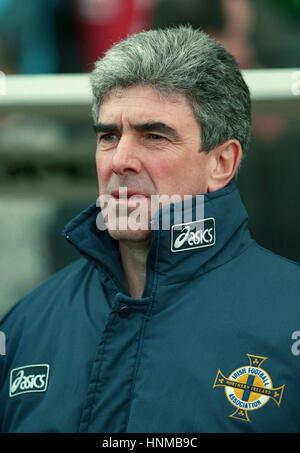 Nordirland-MANAGER BRYAN HAMILTON 5. April 1995 Stockfoto