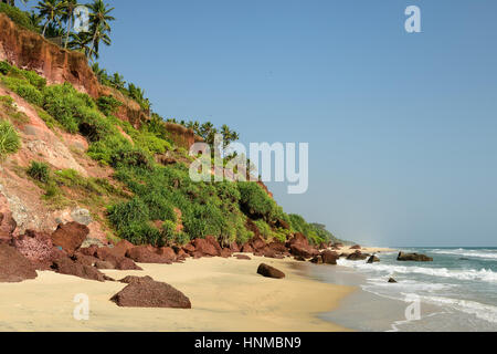 Schöne orange Klippen am Strand Varkala. Indien Stockfoto