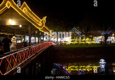 Menschen über beleuchtete Brücke in Siem Reap - Kambodscha Stockfoto