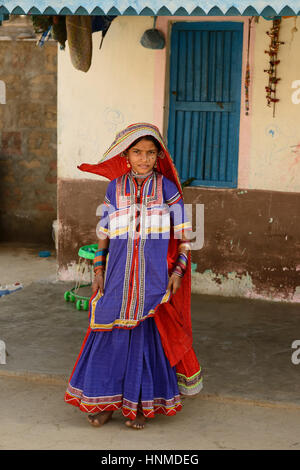 BHUJ, Indien - Januar 13: Das ethnische Mädchen bereitet für Wasser zum Brunnen in der Wüste in den Bundesstaat Gujarat, Bhuj im 13. Januar 2015 gehen Stockfoto