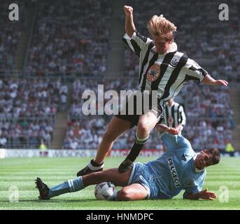 BARTON WARREN & PAUL TELFER NEWCASTLE UNITED V COVENTRY C 5. September 1995 Stockfoto