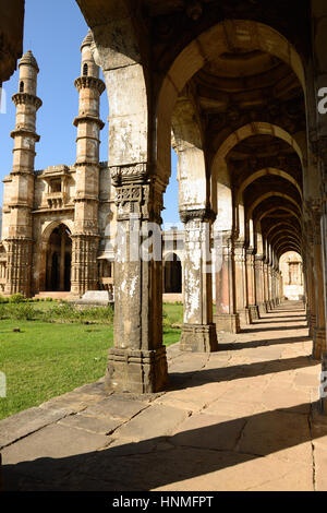 Champaner - Pavagadh archäologischer Park ist eine historische Stadt im Bundesstaat Gujarat. Sahar-Ki-Masjid-Moschee. (UNESCO) Stockfoto