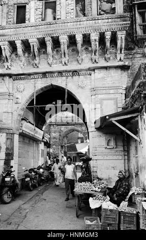 JUNAGADH, GUJARAT, Indien - Januar 17: Muslime, die Früchte vom Karren auf der Straße in der Stadt von Junagadh in den Bundesstaat Gujarat in Indien, Junagadh im Verkauf Stockfoto