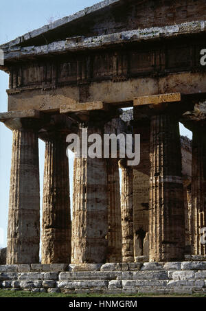 Magna Graecia. Paestum. Tempel der Hera II. Ostfassade. 5. Jahrhundert vor Christus. Dorischen Stil. Marmor. Italien. Stockfoto