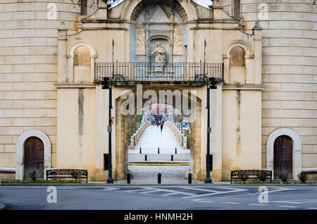 Palmen-Tor und Palmen-Brücke in Badajoz, Extremadura, Spanien Stockfoto