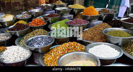 Einfache indische Snacks, Süßigkeiten, verkauft auf der Straße Stockfoto