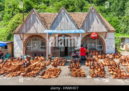 Traditionelle georgische Keramik angezeigt in einem Shop auf einer Straße in Georgien Stockfoto