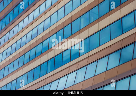 Windows von einem modernen Bürogebäude in Groningen, Niederlande Stockfoto