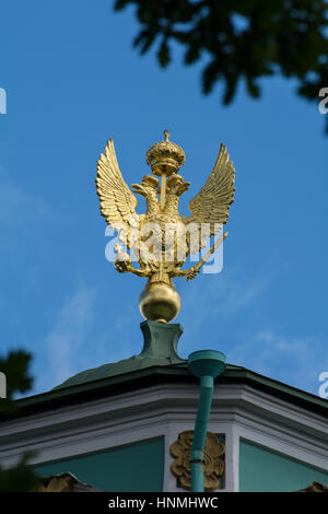 ST. PETERSBURG, Russland - 12. Juli 2016: Dreiköpfigen Adler, Architektur-Element Zaun der Alexandersäule. Sankt Petersburg, Russland. Stockfoto