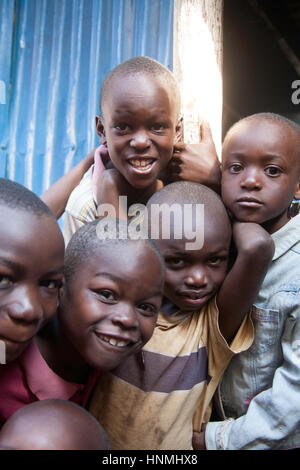 Kinder in einem Waisenhaus, in Kibera Slum, Nairobi, Kenia, Ostafrika Stockfoto