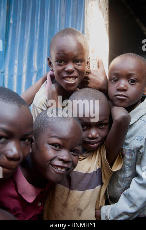 Kinder in einem Waisenhaus, in Kibera Slum, Nairobi, Kenia, Ostafrika Stockfoto