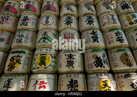 Dekorative Sake-Fässer an der Meiji-Schrein in Tokio, Japan. Stockfoto