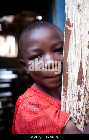 Porträt eines Jungen in einem Waisenhaus, in Kibera Slum, Nairobi, Kenia, Ostafrika Stockfoto