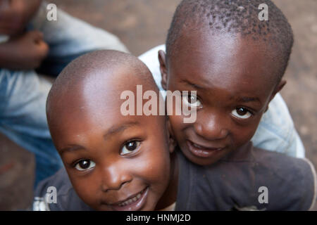 Kinder in einem Waisenhaus, in Kibera Slum, Nairobi, Kenia, Ostafrika Stockfoto