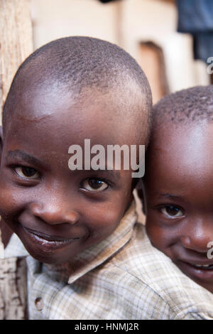 Kinder in einem Waisenhaus, in Kibera Slum, Nairobi, Kenia, Ostafrika Stockfoto