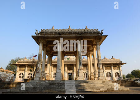 Sarkhej Roza ist ein im Dorf makaraba entfernt, in der Nähe von Ahmedabad in Gujarat, Indien. Das Bild stellt sarkhej Roza einzigartigen Architekt Stockfoto