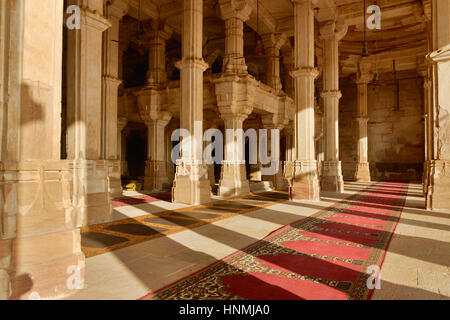 Moschee und dem Grab komplexe sarkhej Roza ist ein im Dorf makaraba entfernt, in der Nähe von Ahmedabad in Gujarat, Indien. Das Bild zeigt Jama Masjid Stockfoto