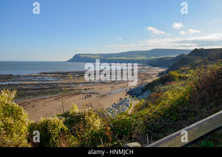 Strand und Felsen in Robin Hoods Bay, North Yorkshire Stockfoto