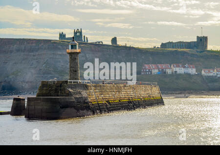 Leuchtturm mit Whitby Abtei und Kirche der Heiligen Maria im Hintergrund Stockfoto