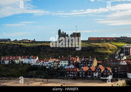 Kirche der Heiligen Maria auf einer Klippe in Whitby, North Yorkshire Stockfoto