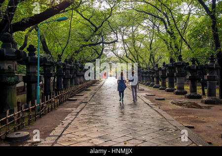 Paare, die an der Promenade, die zum geschichtliches im Ueno Park in Tokio führt. Stockfoto