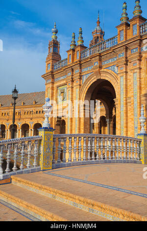 Sevilla, Spanien - November 18,2016: Ansicht der Plaza de Espana Komplex, gebaut im Jahre 1929, ist ein riesiger Halbkreis mit einer Gesamtfläche von 50.000 Quadratmetern Stockfoto