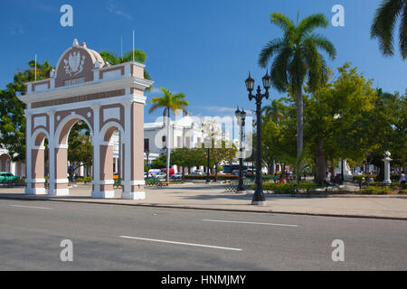 Cienfuegos, Kuba - 28. Januar 2017: Der Triumphbogen in Kuba, Jose Marti Park, Cienfuegos (UNESCO Weltkulturerbe). Cienfuegos, Hauptstadt des Cienfueg Stockfoto