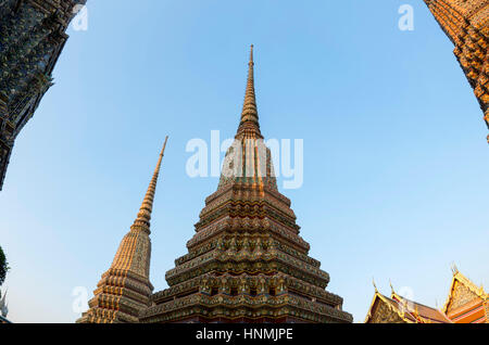 dekorative Stupa im Wat Arun in Bangkok, Thailand. Stockfoto