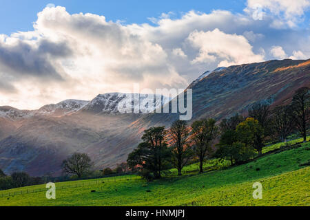 Die schneebedeckte Lakelandpoeten reichen von der Grisedale-Tal in der Nähe von Patterdale im Lake District National Park, Cumbria, England. Stockfoto